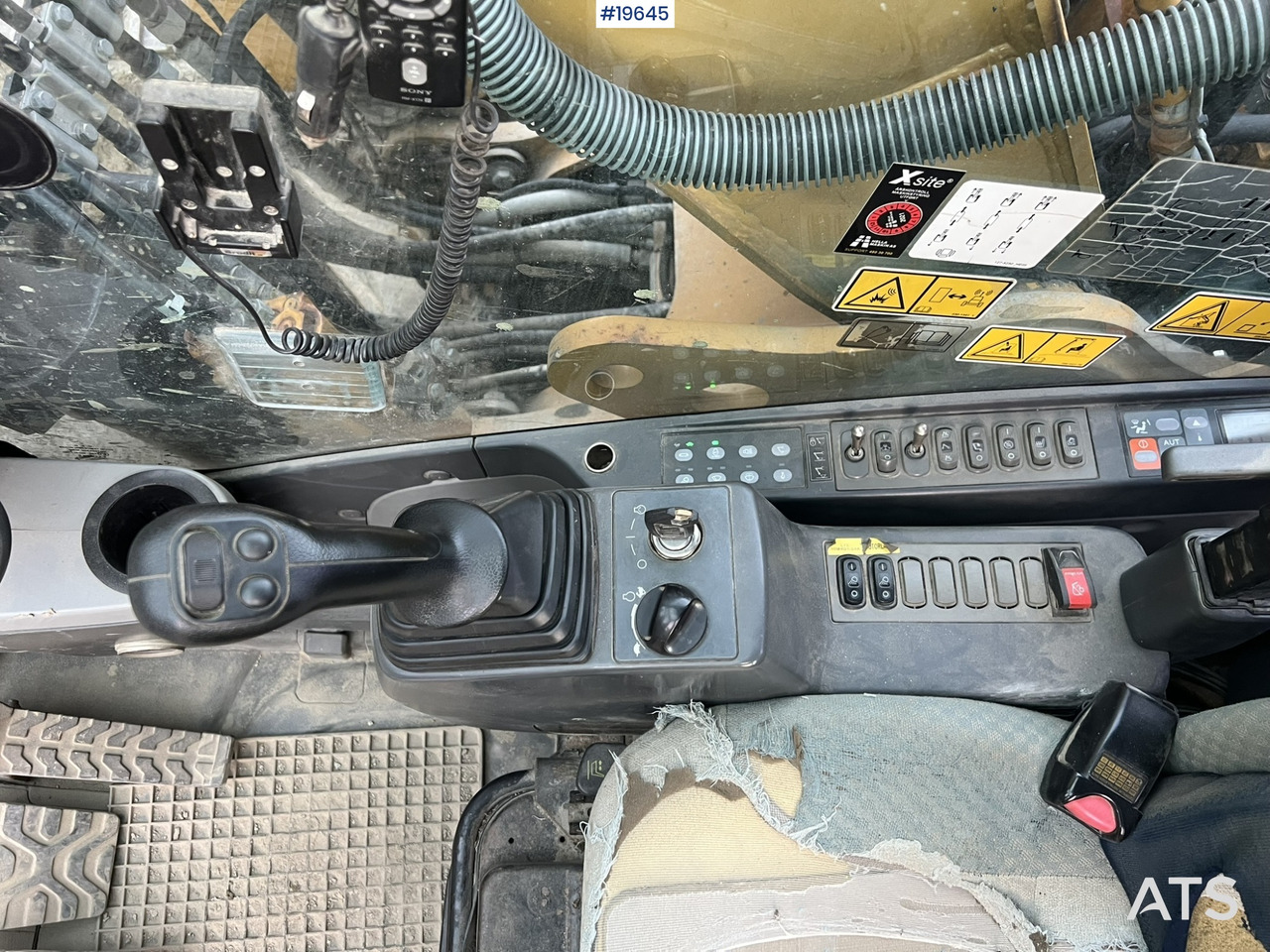 Kotrógép Caterpillar 323D: 30 kép.