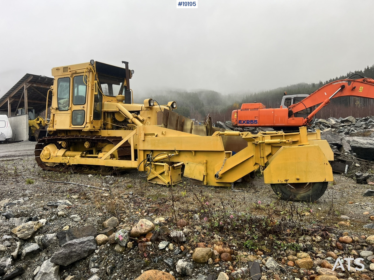Caterpillar D5B - Buldózer: 4 kép. Caterpillar D5B - Buldózer: 4 kép.