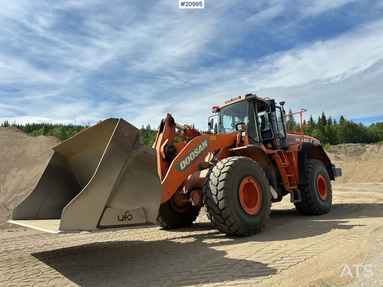 Doosan DL 450-3 - Gumikerekes homlokrakodó: 2 kép. Doosan DL 450-3 - Gumikerekes homlokrakodó: 2 kép.