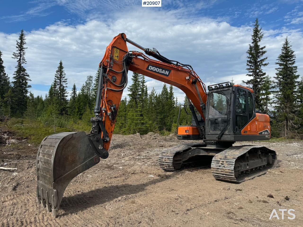 Doosan DX160LC - Lánctalpas kotró: 2 kép. Doosan DX160LC - Lánctalpas kotró: 2 kép.