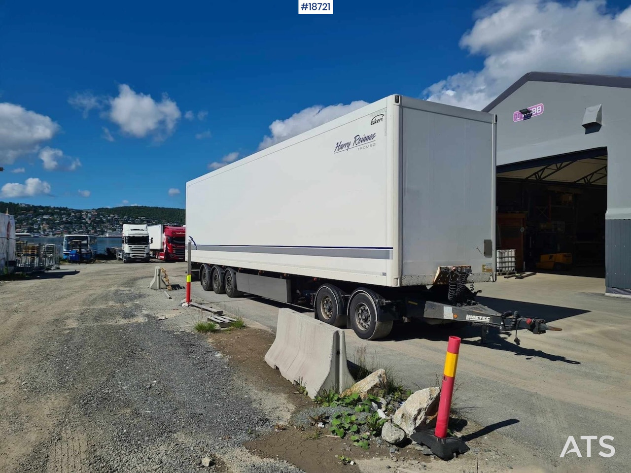 Ekeri 3-axle cabinet semitrailer w/ full side opening. - Pótkocsi dobozos: 1 kép. Ekeri 3-axle cabinet semitrailer w/ full side opening. - Pótkocsi dobozos: 1 kép.