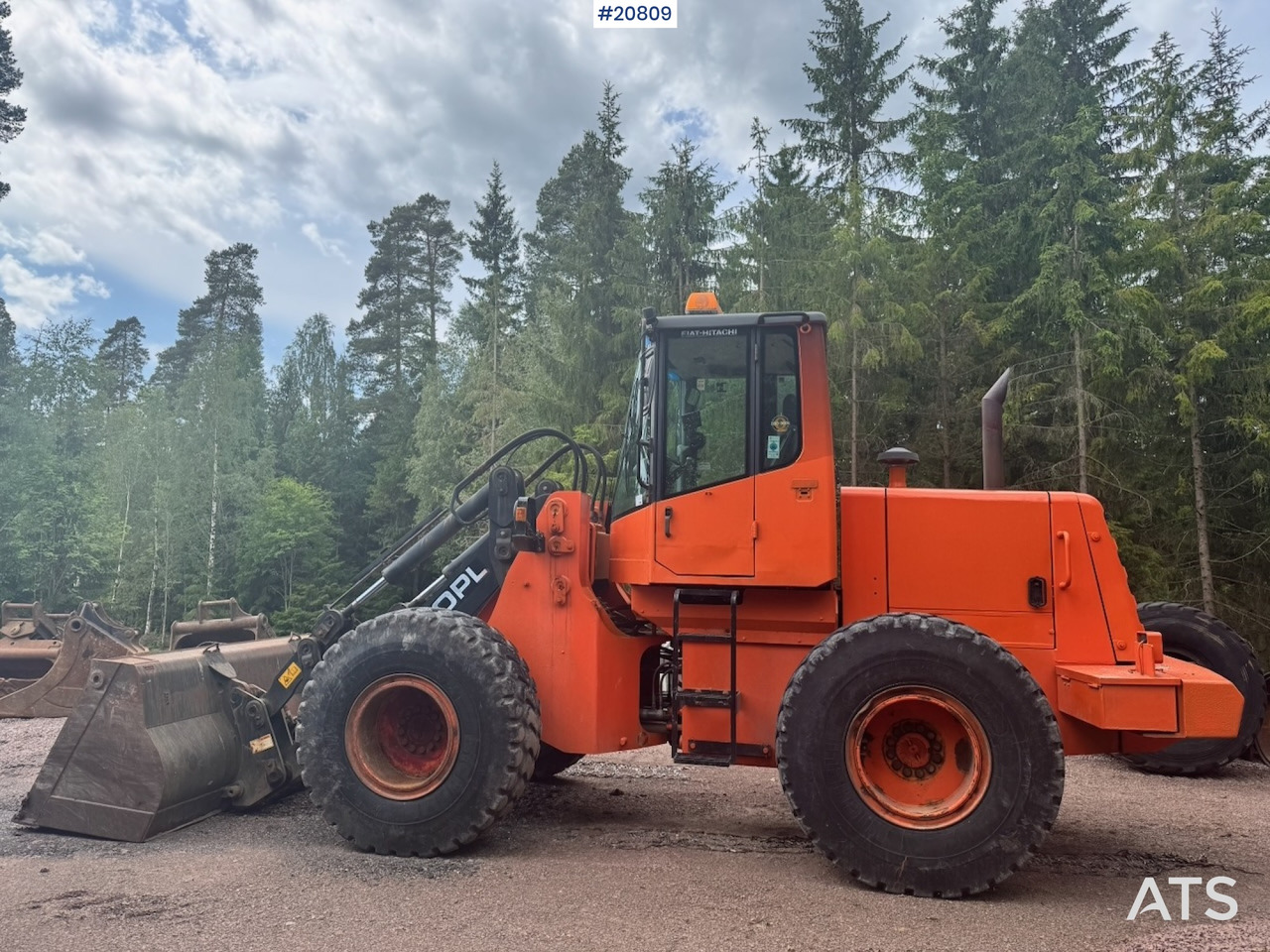 Fiat Hitachi W130PL - Gumikerekes homlokrakodó: 2 kép. Fiat Hitachi W130PL - Gumikerekes homlokrakodó: 2 kép.