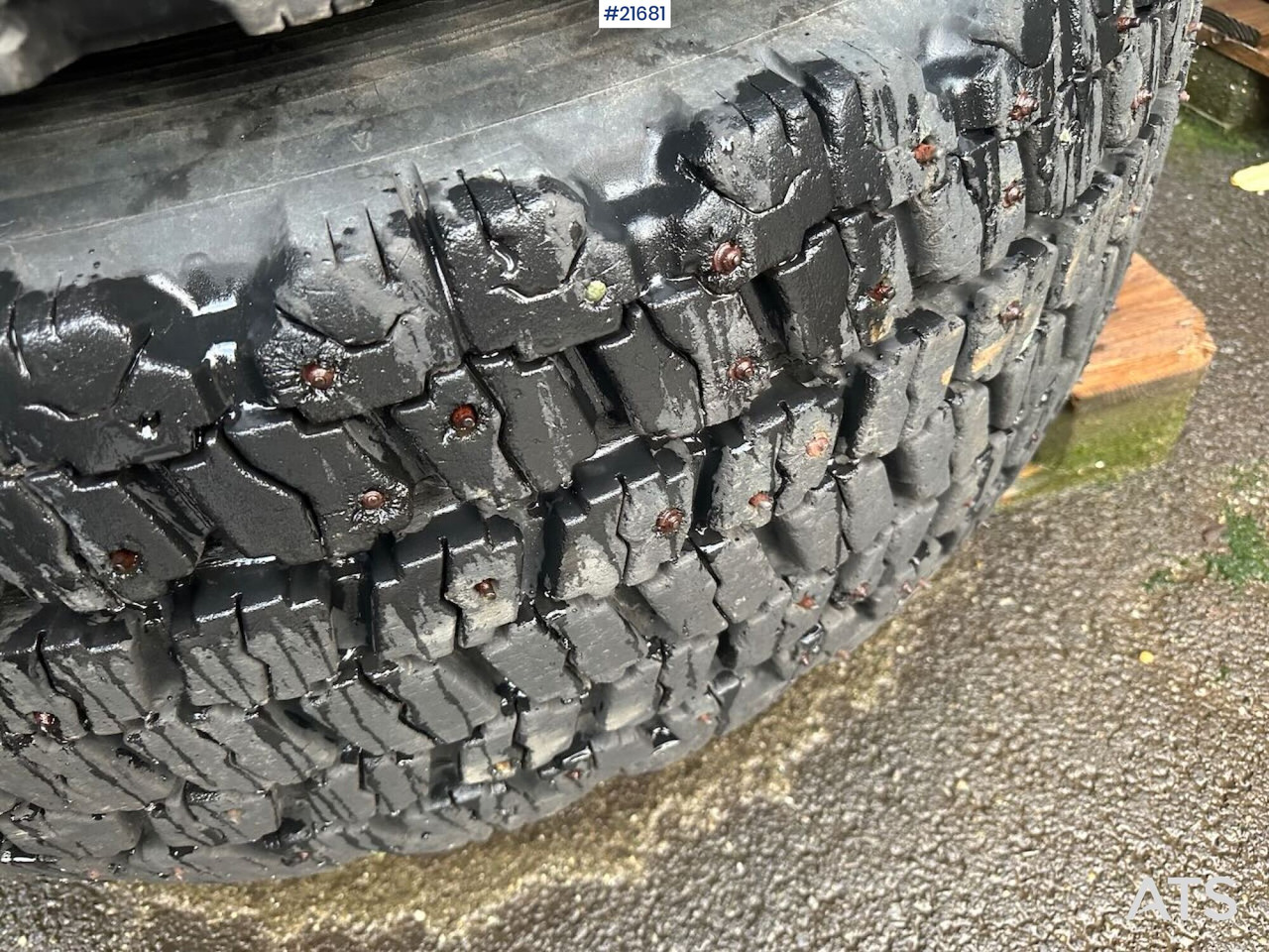 Hilo Dekkene har stått på en Volvo L60E - Gumiabroncsok és felnik - Építőipari gépek: 3 kép. Hilo Dekkene har stått på en Volvo L60E - Gumiabroncsok és felnik - Építőipari gépek: 3 kép.