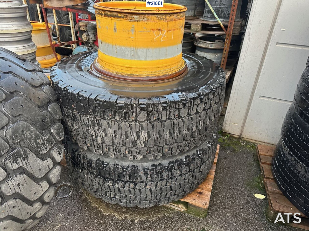 Hilo Dekkene har stått på en Volvo L60E - Gumiabroncsok és felnik - Építőipari gépek: 1 kép. Hilo Dekkene har stått på en Volvo L60E - Gumiabroncsok és felnik - Építőipari gépek: 1 kép.