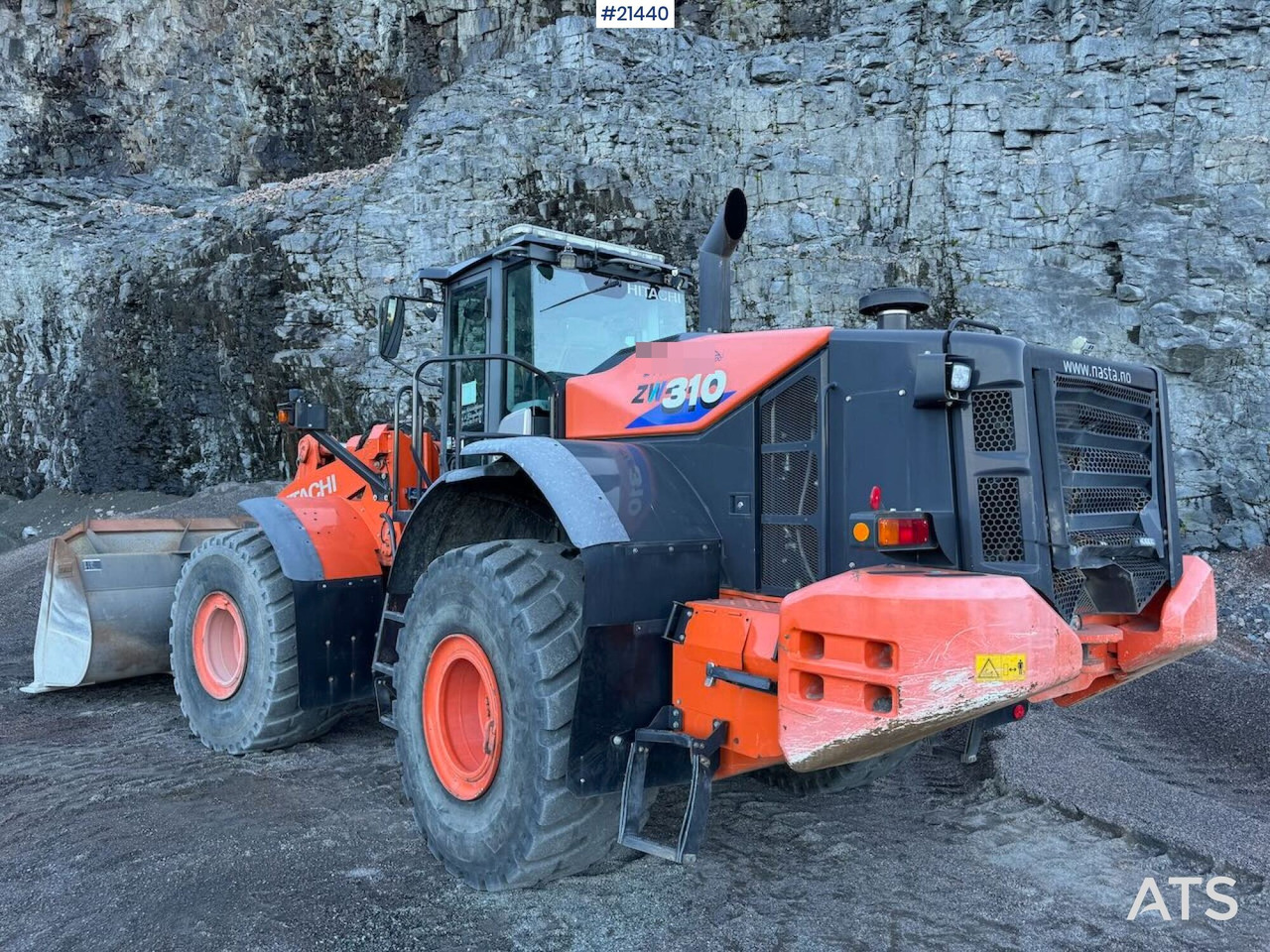 Hitachi ZW310 - Gumikerekes homlokrakodó: 3 kép. Hitachi ZW310 - Gumikerekes homlokrakodó: 3 kép.