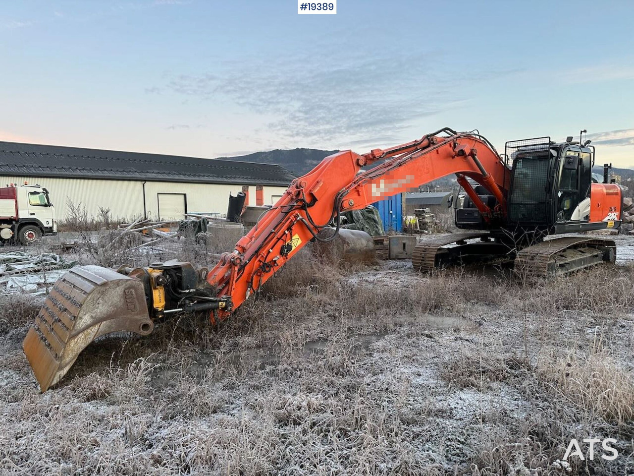 Hitachi ZX210LC-6 - Kotrógép: 1 kép. Hitachi ZX210LC-6 - Kotrógép: 1 kép.