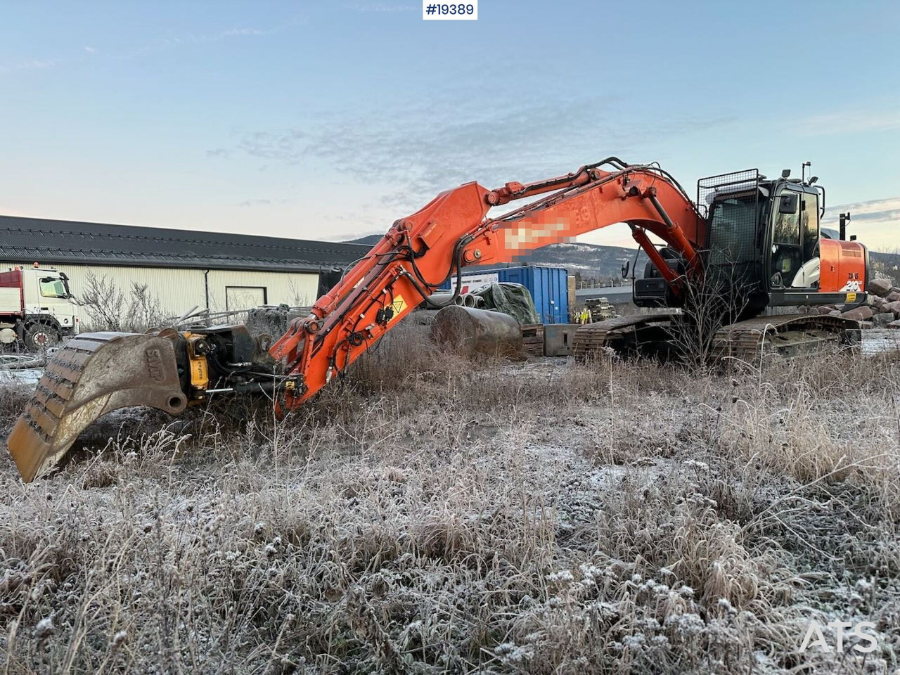 Hitachi ZX210LC-6 - Kotrógép: 2 kép. Hitachi ZX210LC-6 - Kotrógép: 2 kép.