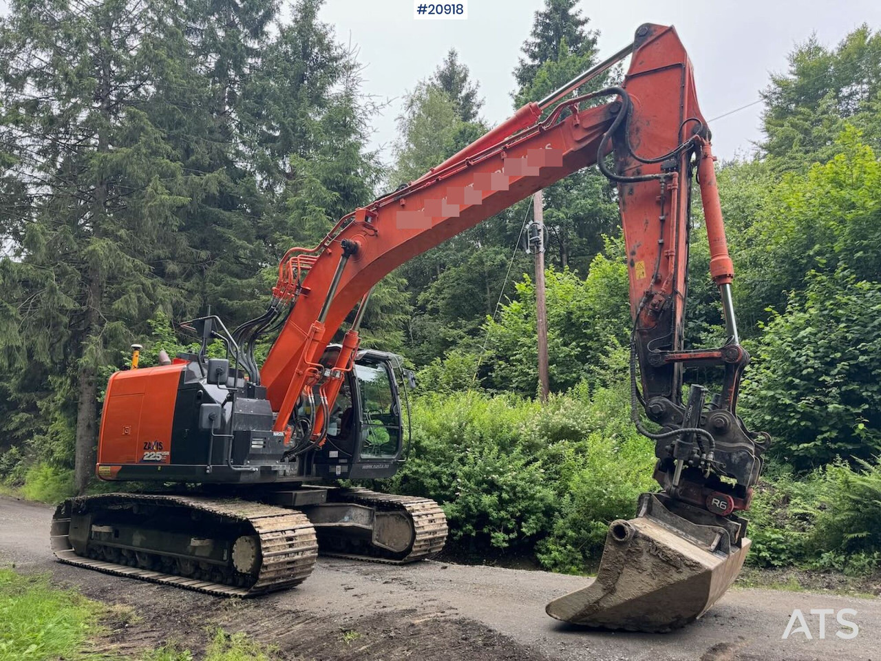 Hitachi ZX225 - Lánctalpas kotró: 1 kép. Hitachi ZX225 - Lánctalpas kotró: 1 kép.