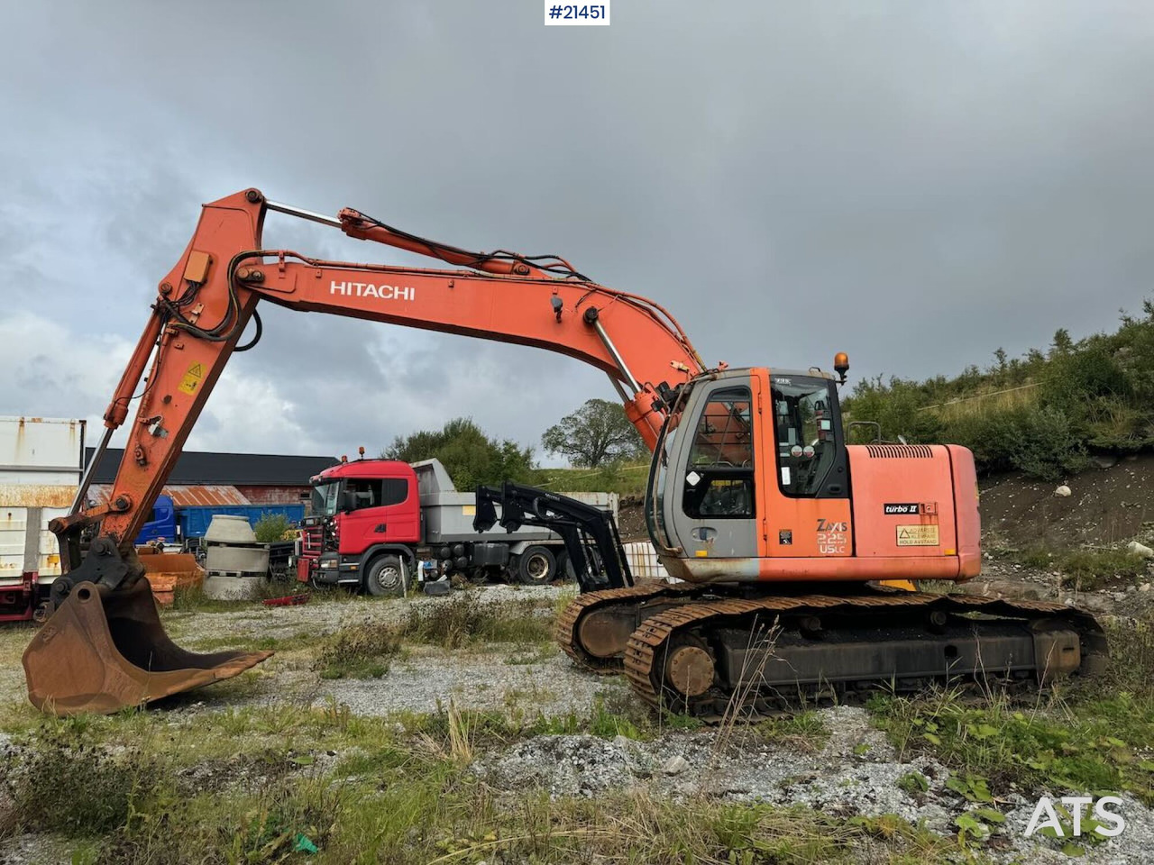 Hitachi ZX225 US - Lánctalpas kotró: 2 kép. Hitachi ZX225 US - Lánctalpas kotró: 2 kép.