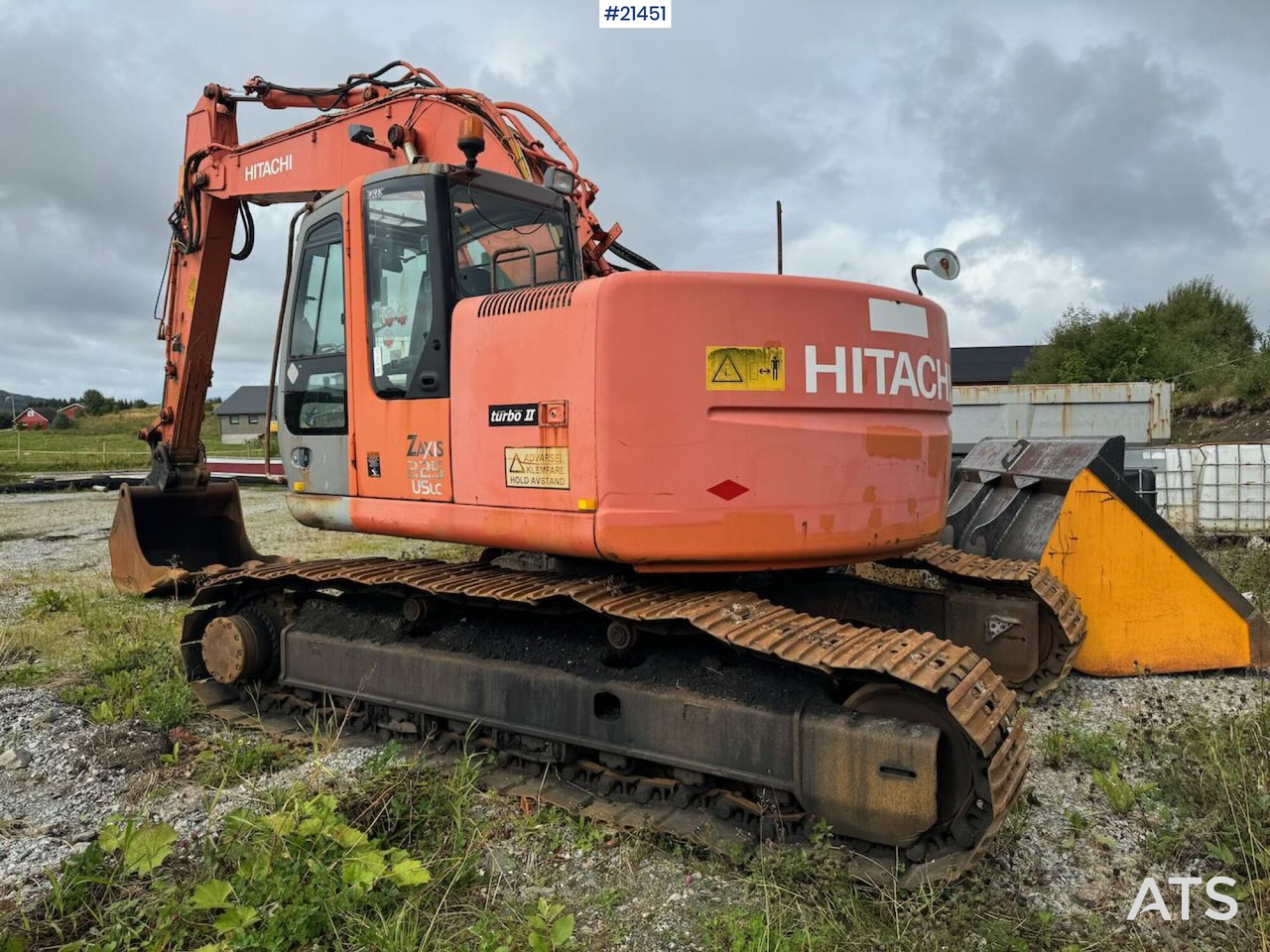 Hitachi ZX225 US - Lánctalpas kotró: 3 kép. Hitachi ZX225 US - Lánctalpas kotró: 3 kép.