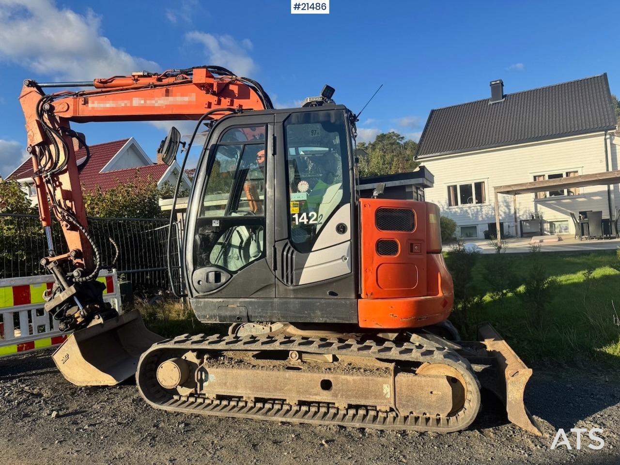 Hitachi ZX85US-5A - Lánctalpas kotró: 3 kép. Hitachi ZX85US-5A - Lánctalpas kotró: 3 kép.