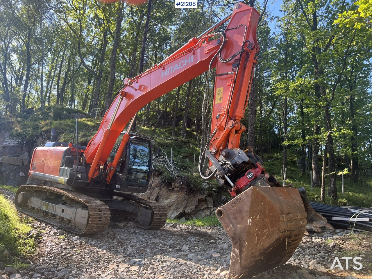 Hitachi zx190lc-5B - Lánctalpas kotró: 3 kép. Hitachi zx190lc-5B - Lánctalpas kotró: 3 kép.
