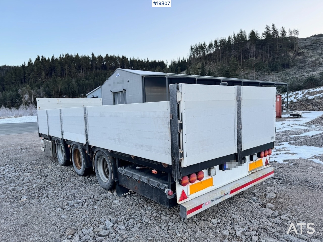 Platós pótkocsi Istrail 3 akslet plankjerre: 7 kép.