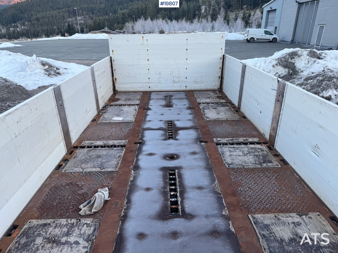 Platós pótkocsi Istrail 3 akslet plankjerre: 14 kép.