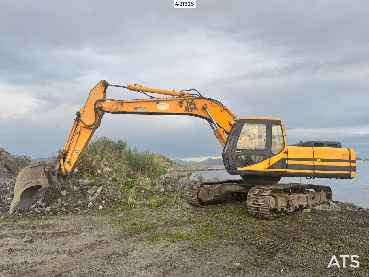 Jcb JS200LC - Lánctalpas kotró: 2 kép. Jcb JS200LC - Lánctalpas kotró: 2 kép.