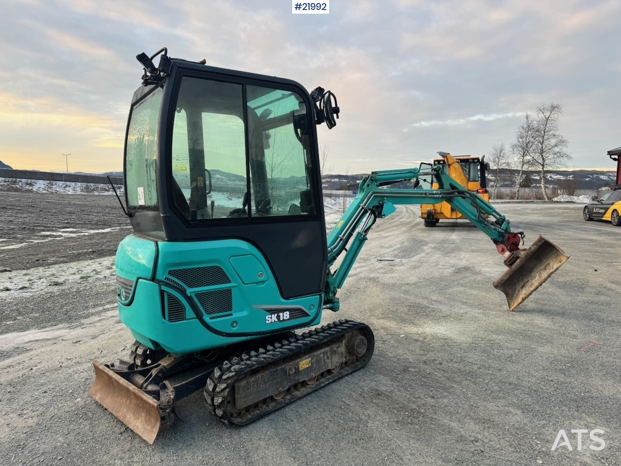 Kobelco 2016 Kobelco SK18 Minigraver m/ Powertilt, 3 skuffer,ripper, klype og Henger. - Minikotró: 5 kép. Kobelco 2016 Kobelco SK18 Minigraver m/ Powertilt, 3 skuffer,ripper, klype og Henger. - Minikotró: 5 kép.