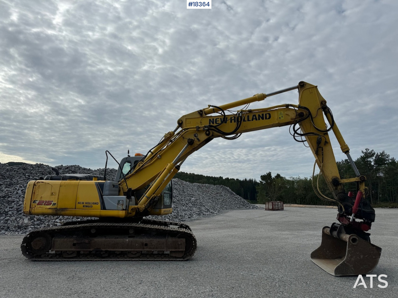 Kobelco E215B - Kotrógép: 2 kép. Kobelco E215B - Kotrógép: 2 kép.