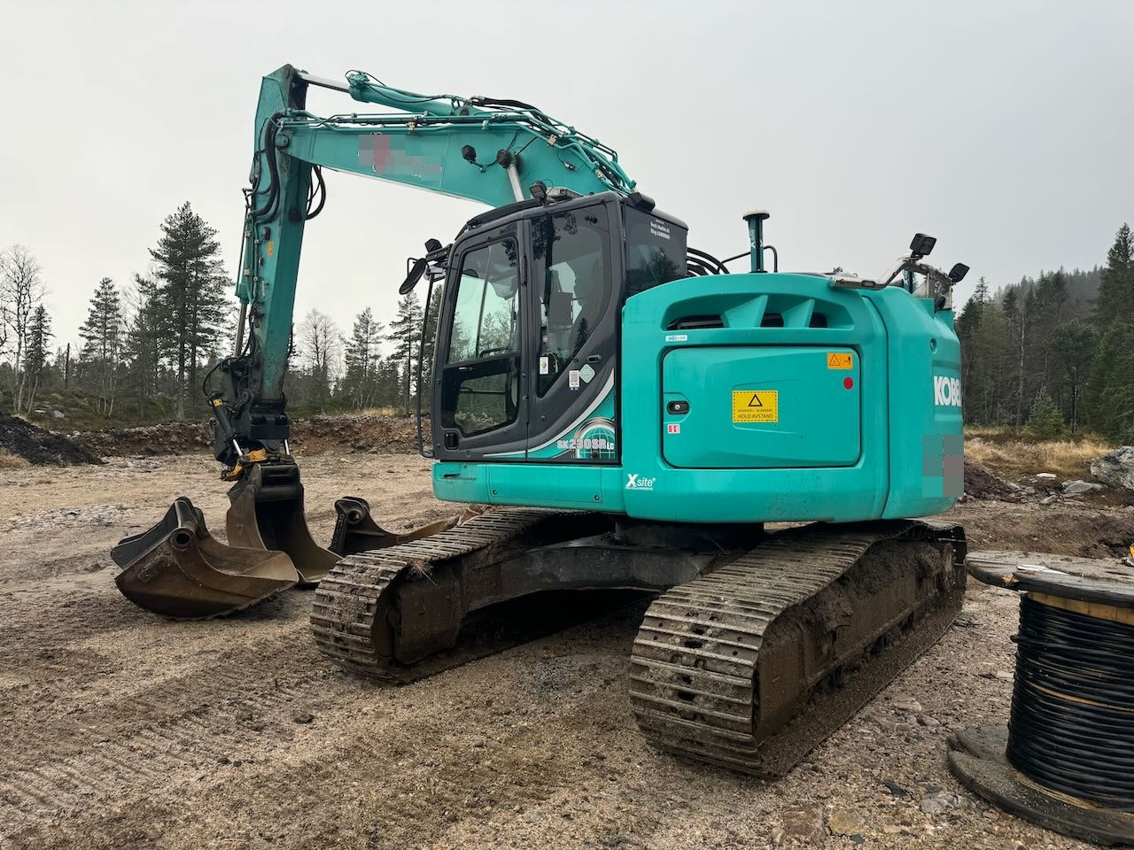 Kobelco SK230SRLC-5 Beltegraver m/ Tilt, Skuffe og GPS - Lánctalpas kotró: 3 kép. Kobelco SK230SRLC-5 Beltegraver m/ Tilt, Skuffe og GPS - Lánctalpas kotró: 3 kép.