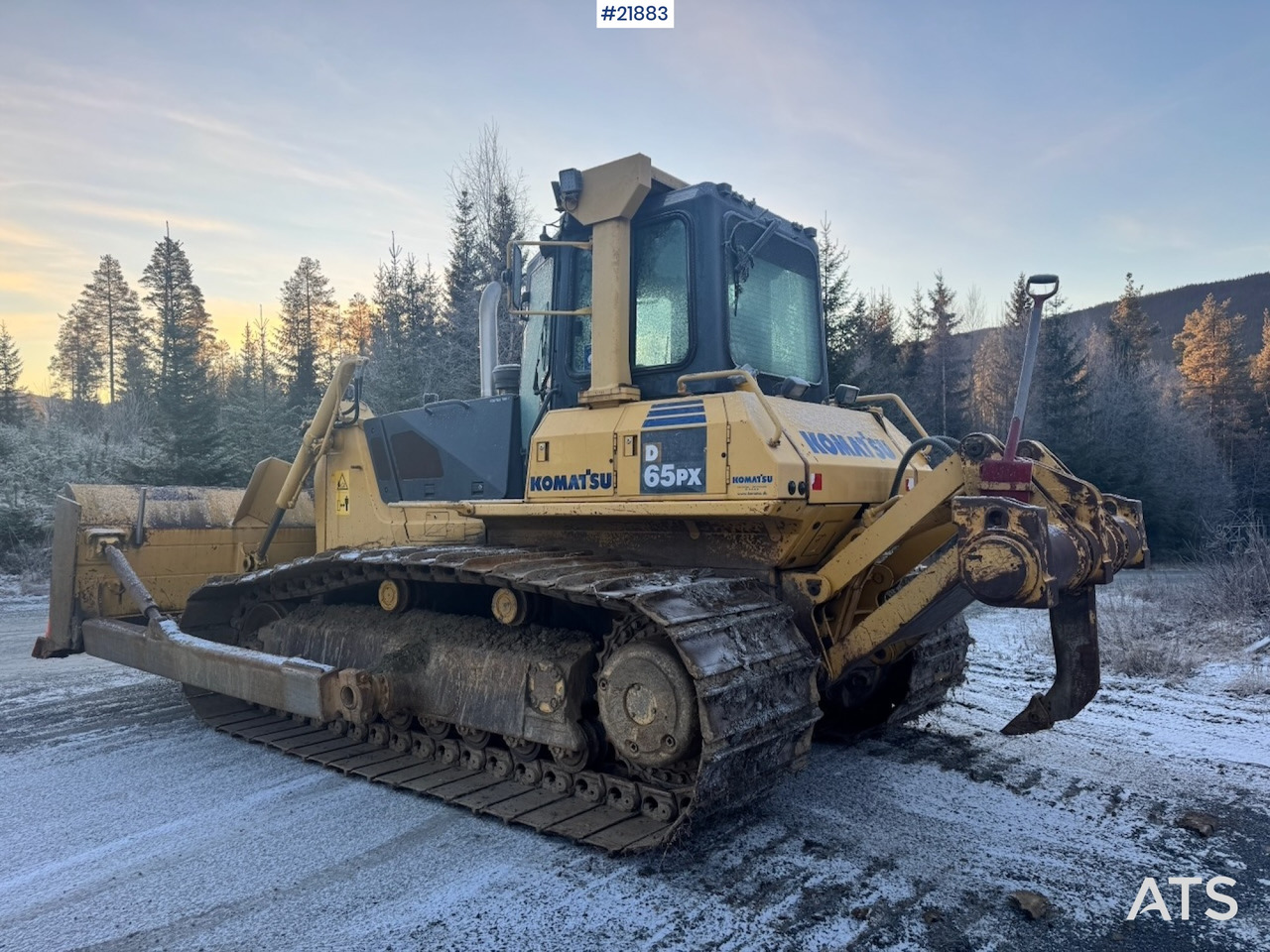 Komatsu D65 PX-15 - Buldózer: 4 kép. Komatsu D65 PX-15 - Buldózer: 4 kép.