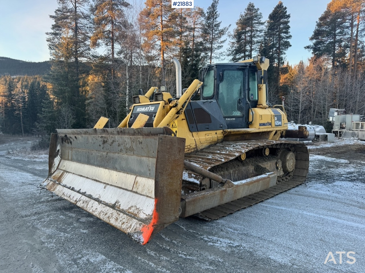 Komatsu D65 PX-15 - Buldózer: 2 kép. Komatsu D65 PX-15 - Buldózer: 2 kép.