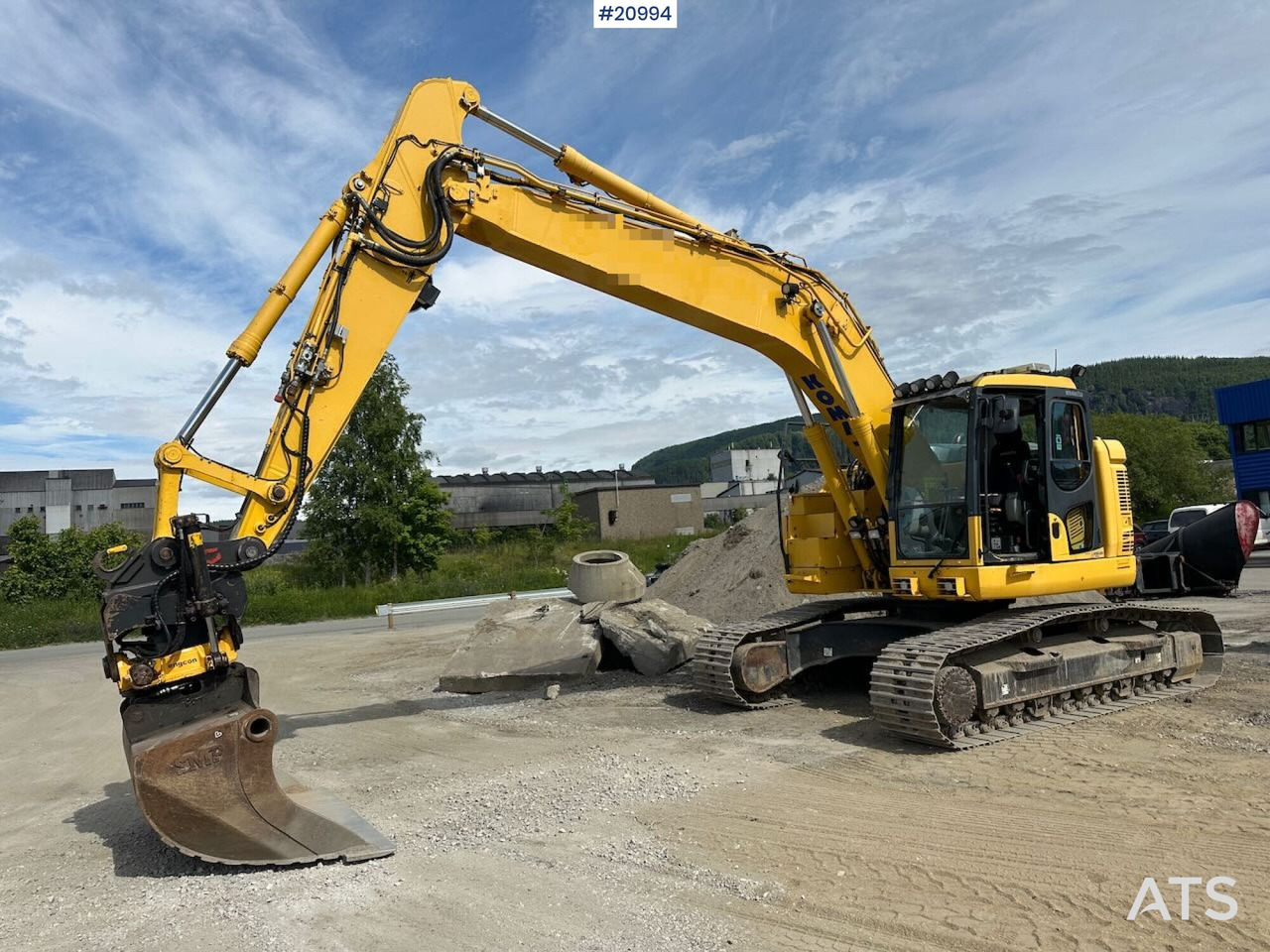 Komatsu PC228USLC-10 - Lánctalpas kotró: 2 kép. Komatsu PC228USLC-10 - Lánctalpas kotró: 2 kép.