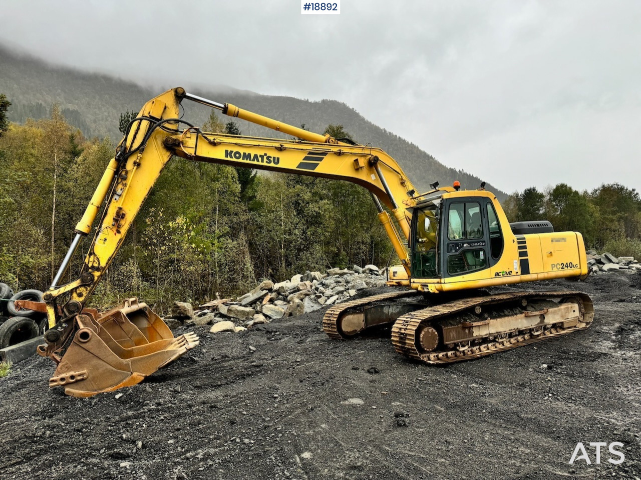 Komatsu PC240LC-6K Beltegraver m/ Graveskuffe - Kotrógép: 2 kép. Komatsu PC240LC-6K Beltegraver m/ Graveskuffe - Kotrógép: 2 kép.
