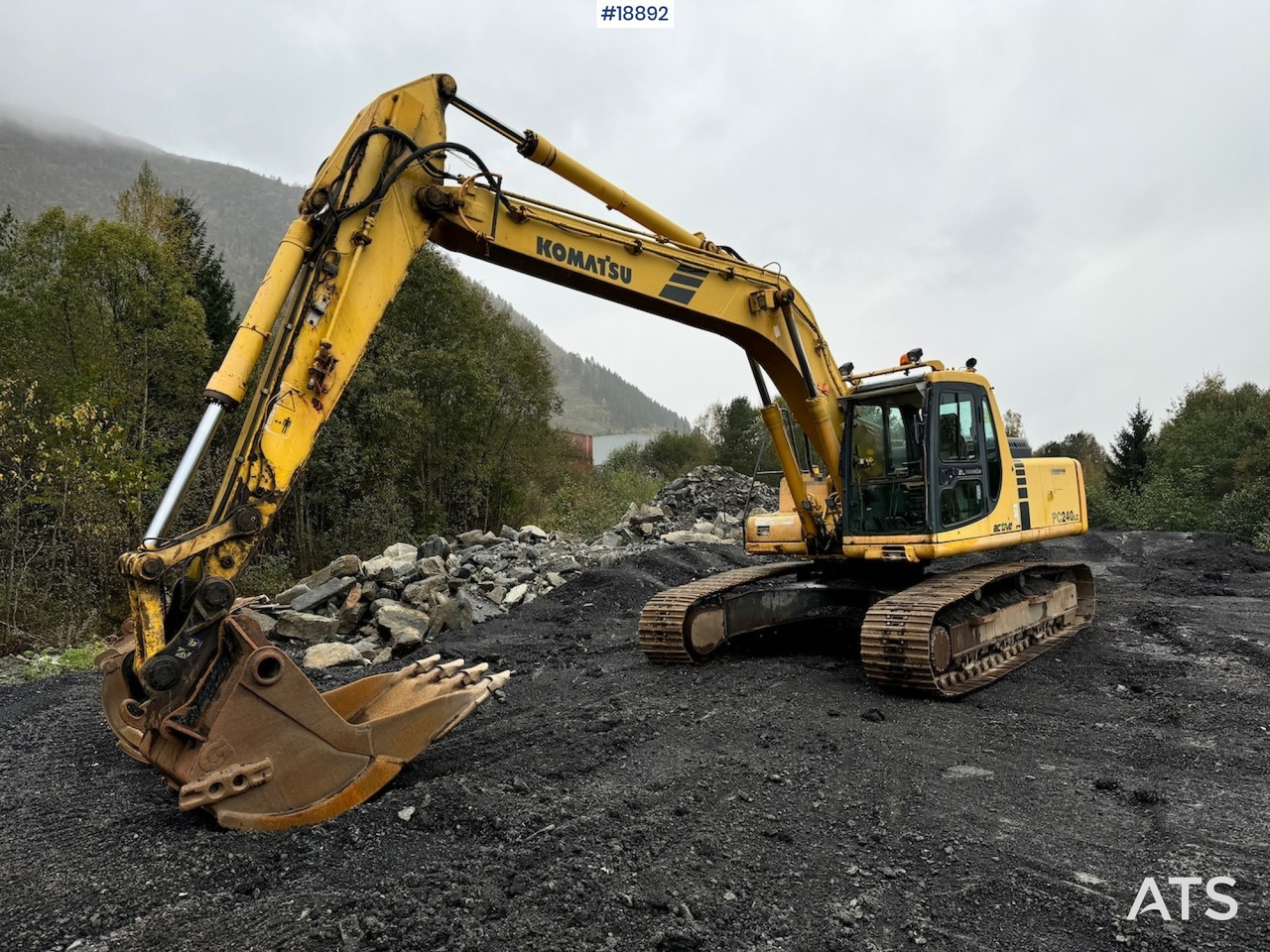 Komatsu PC240LC-6K - Kotrógép: 1 kép. Komatsu PC240LC-6K - Kotrógép: 1 kép.