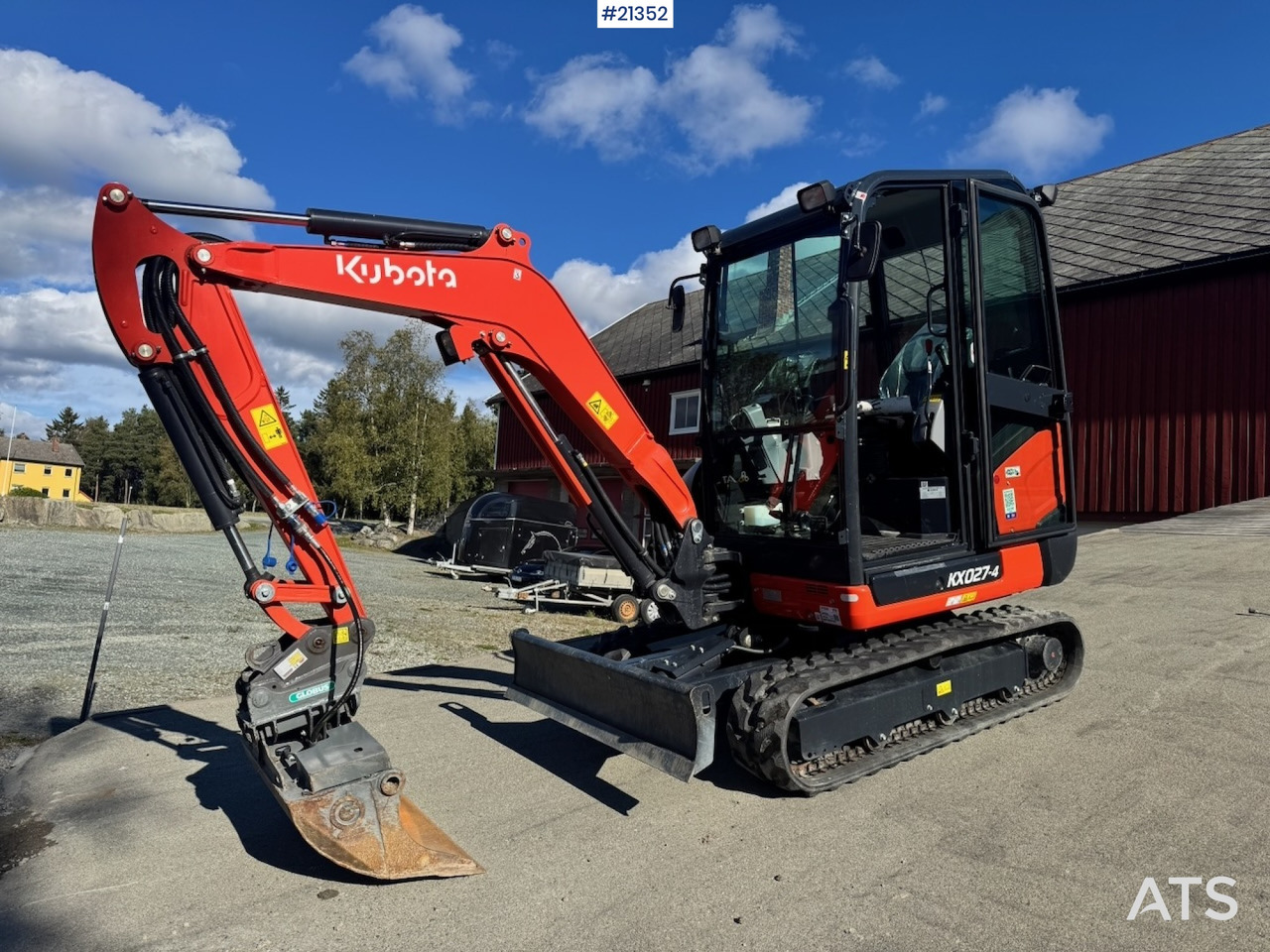 Kubota KX027-4 - Minikotró: 2 kép. Kubota KX027-4 - Minikotró: 2 kép.