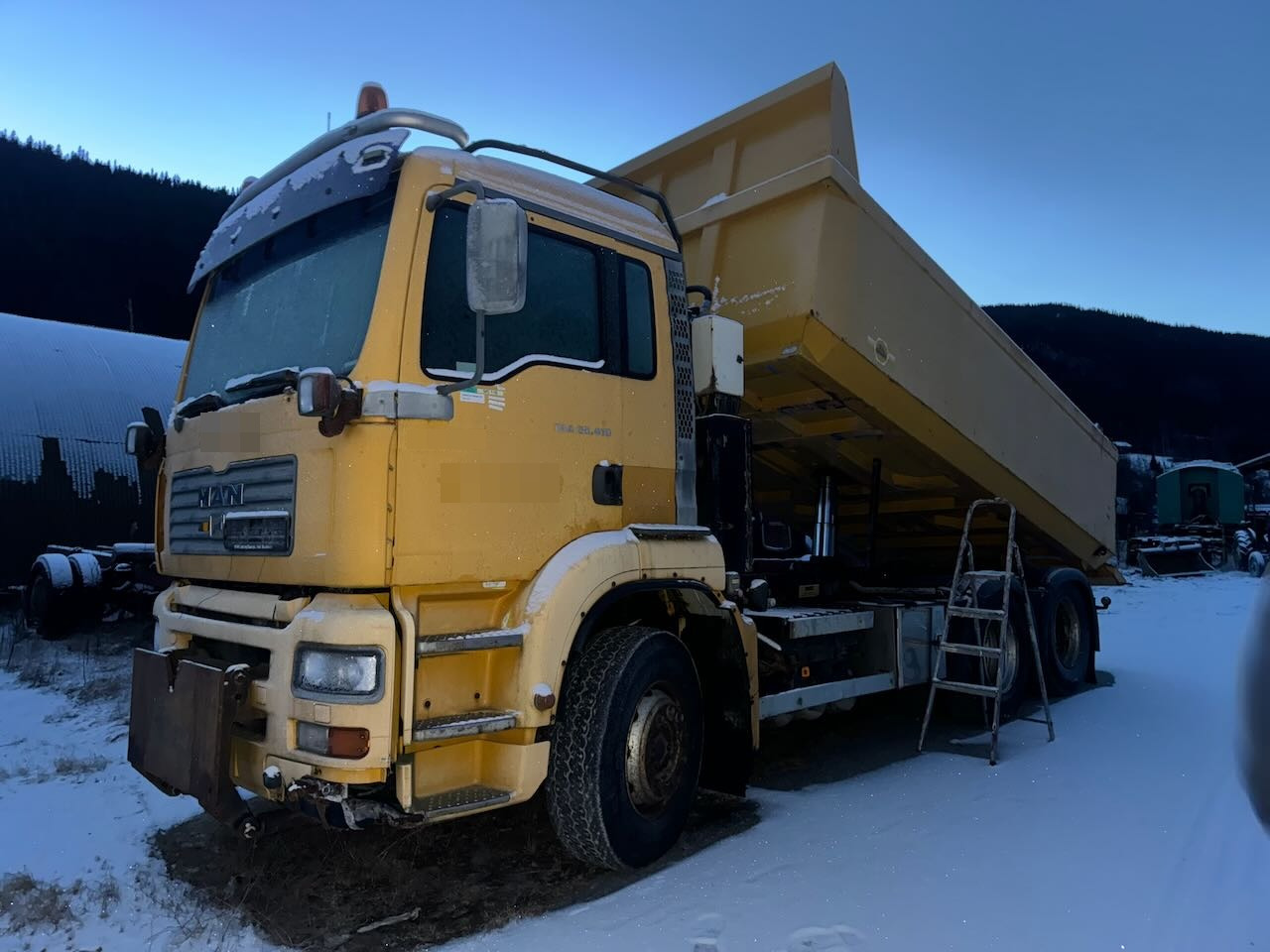 MAN TGA 28.410 6x2 Brøyterigget Tippbil. Rep objekt. - Billenőplatós teherautó: 2 kép. MAN TGA 28.410 6x2 Brøyterigget Tippbil. Rep objekt. - Billenőplatós teherautó: 2 kép.