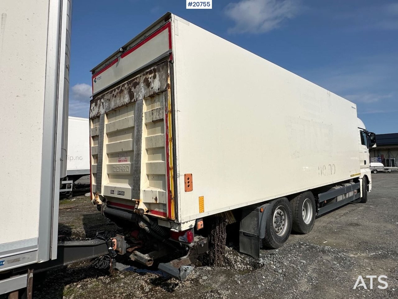 MAN TGX 26.480 6x2 skapbil m/ Bussbygg skap og lift - Dobozos felépítményű teherautó: 4 kép. MAN TGX 26.480 6x2 skapbil m/ Bussbygg skap og lift - Dobozos felépítményű teherautó: 4 kép.