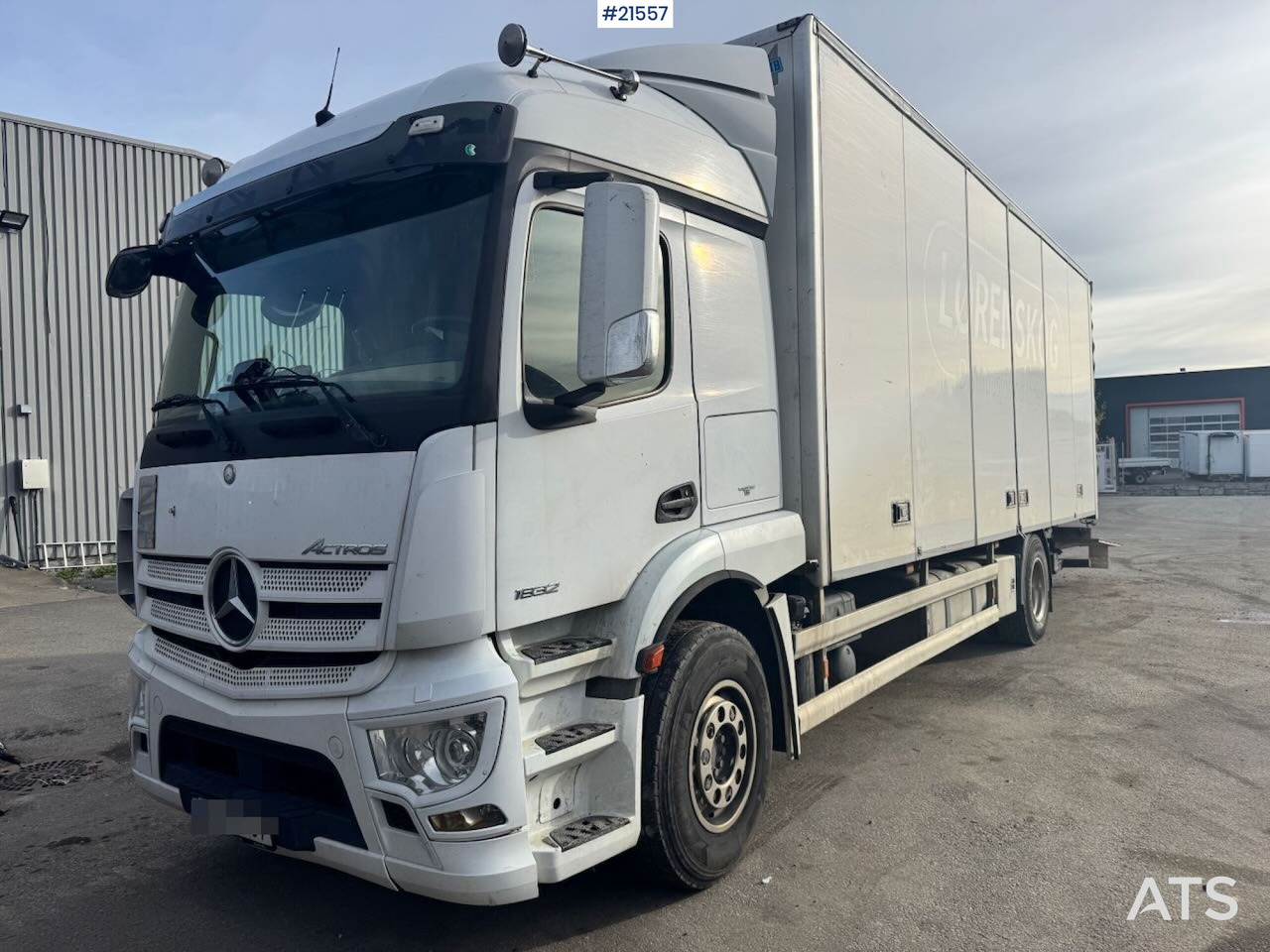 Mercedes Actros 1832 - Dobozos felépítményű teherautó: 1 kép. Mercedes Actros 1832 - Dobozos felépítményű teherautó: 1 kép.