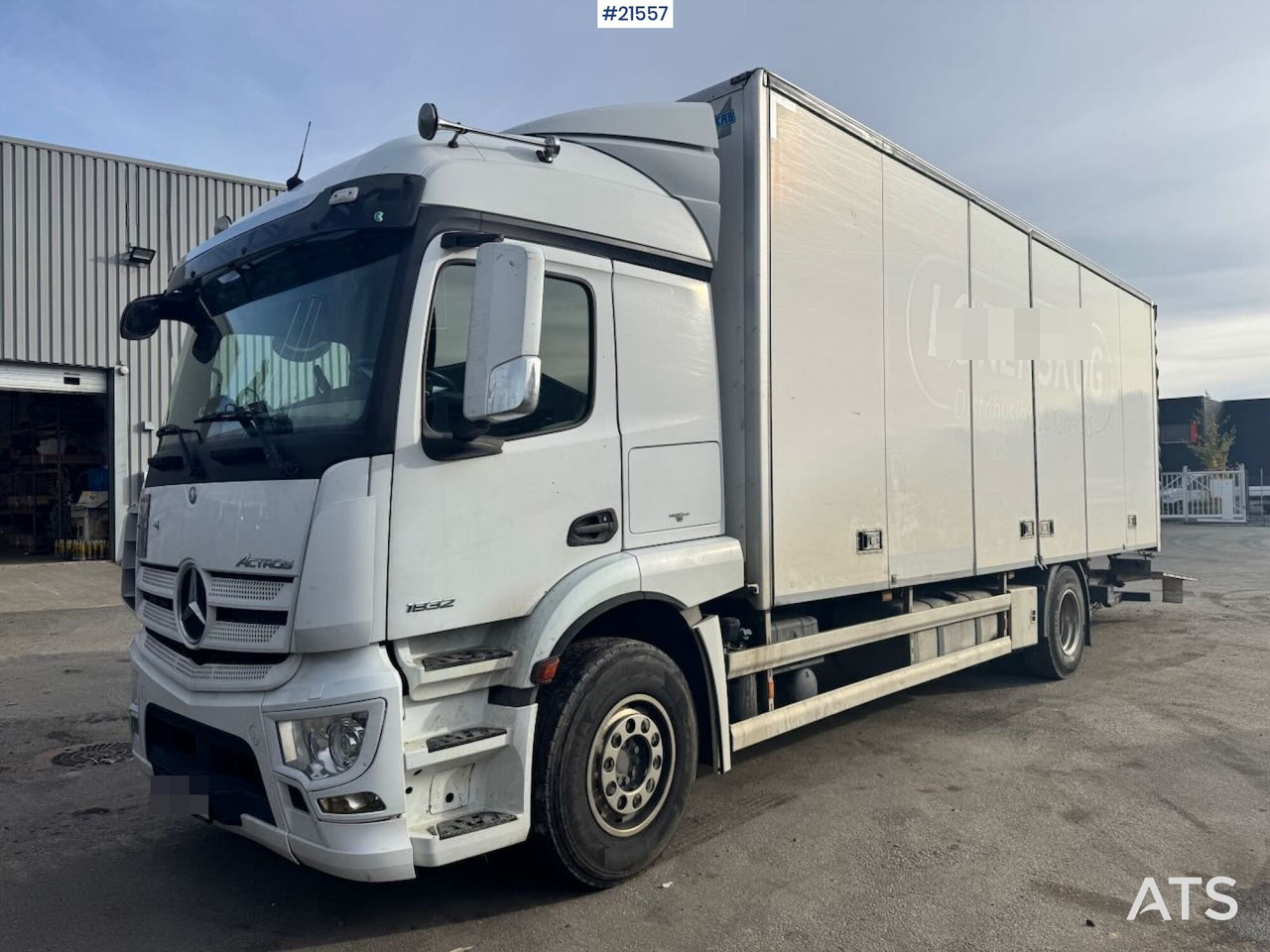 Mercedes Actros 1832 - Dobozos felépítményű teherautó: 2 kép. Mercedes Actros 1832 - Dobozos felépítményű teherautó: 2 kép.