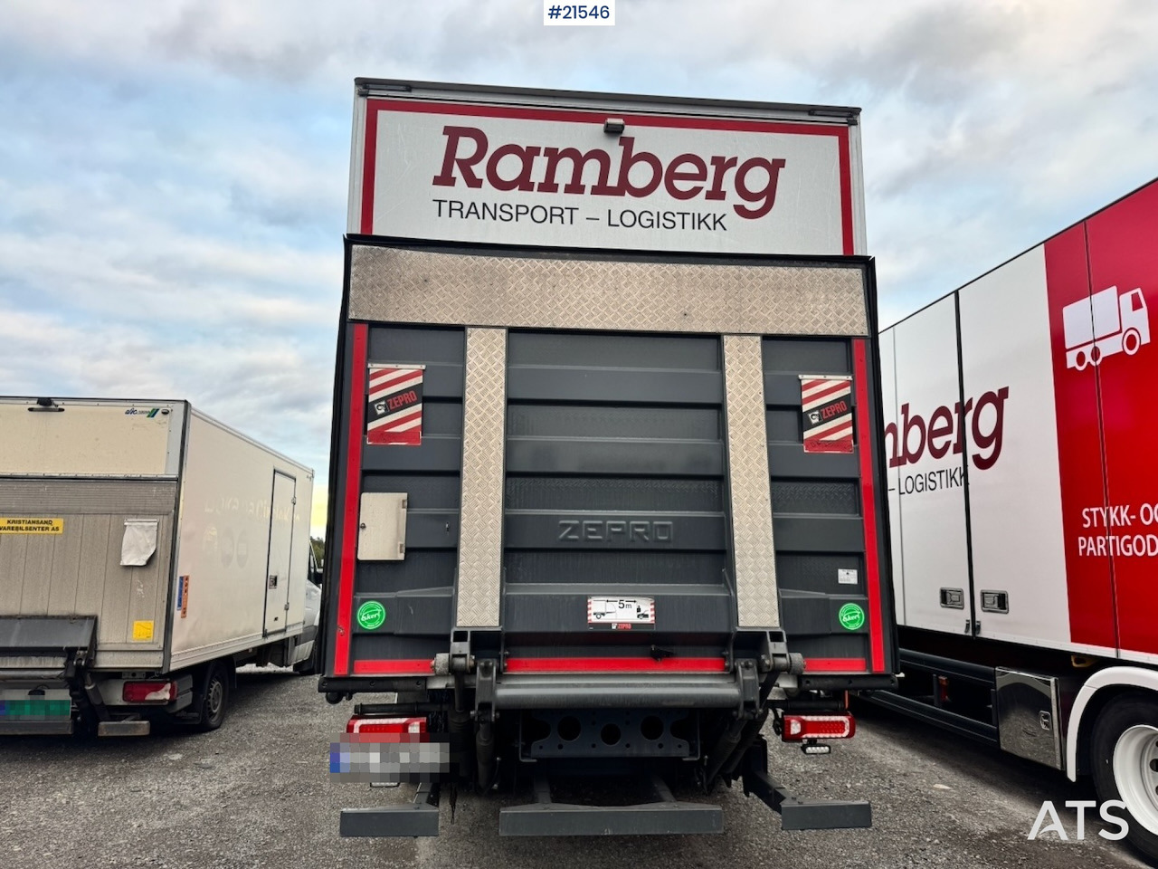 Mercedes Actros 1833 - Dobozos felépítményű teherautó: 5 kép. Mercedes Actros 1833 - Dobozos felépítményű teherautó: 5 kép.