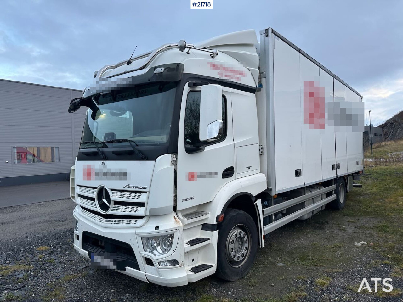 Mercedes Actros 1835 skapbil m/ Full sideåpning, aggregat, lift og 2 sett dekk - Dobozos felépítményű teherautó: 1 kép. Mercedes Actros 1835 skapbil m/ Full sideåpning, aggregat, lift og 2 sett dekk - Dobozos felépítményű teherautó: 1 kép.