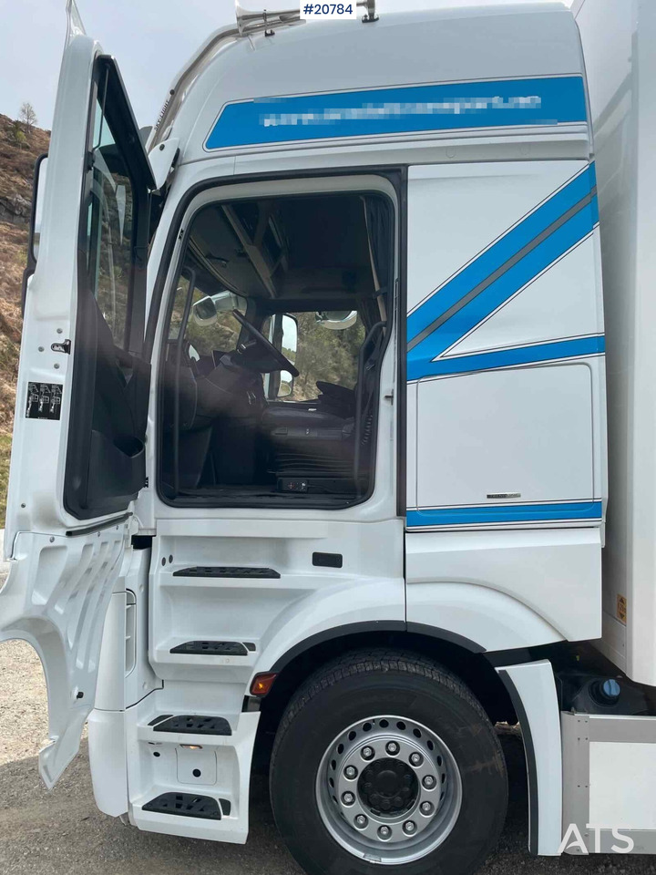 Dobozos felépítményű teherautó Mercedes Actros: 30 kép.