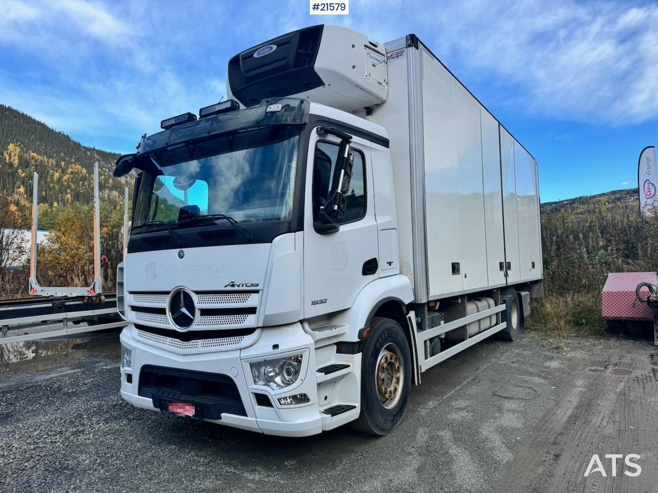 Mercedes-Benz Antos 1832 m/ Full sideåpning og Kjøl/frys. - Dobozos felépítményű teherautó: 1 kép. Mercedes-Benz Antos 1832 m/ Full sideåpning og Kjøl/frys. - Dobozos felépítményű teherautó: 1 kép.