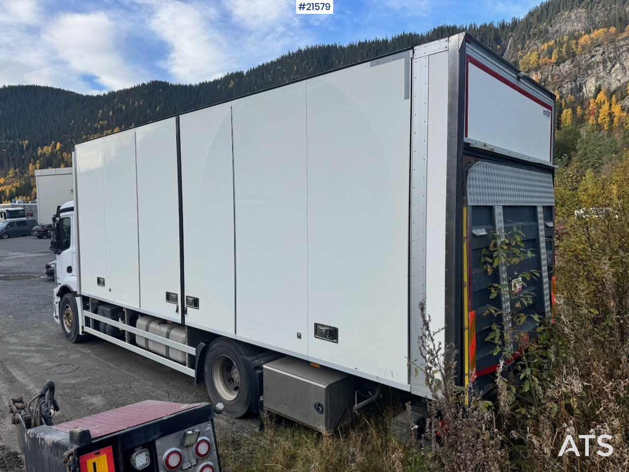 Mercedes-Benz Antos 1832 m/ Full sideåpning og Kjøl/frys. - Dobozos felépítményű teherautó: 3 kép. Mercedes-Benz Antos 1832 m/ Full sideåpning og Kjøl/frys. - Dobozos felépítményű teherautó: 3 kép.