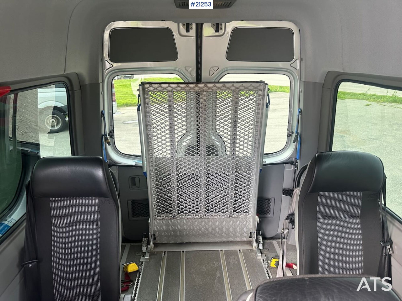 Minibusz, Kisbusz Mercedes Sprinter: 20 kép.