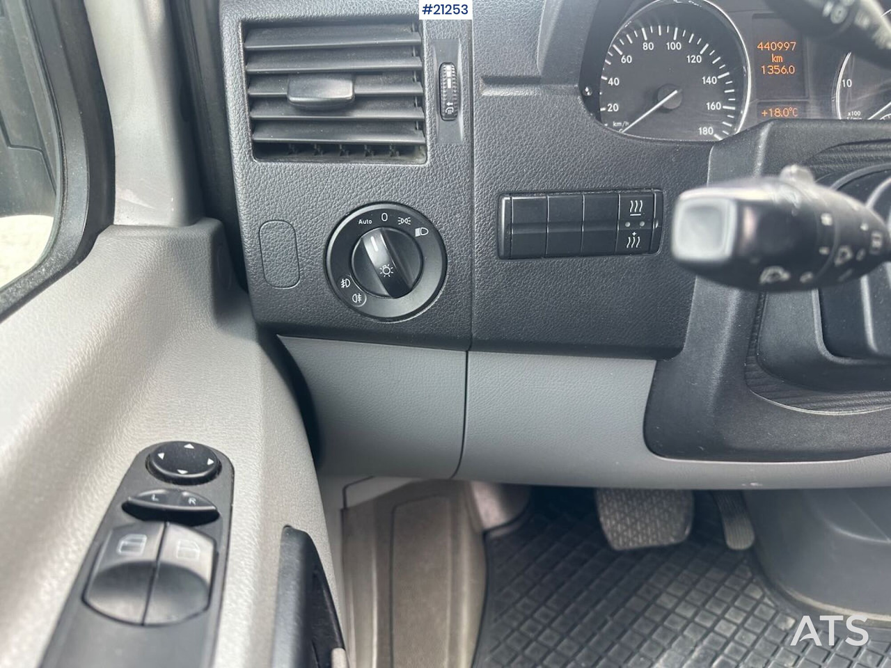 Minibusz, Kisbusz Mercedes Sprinter: 27 kép.