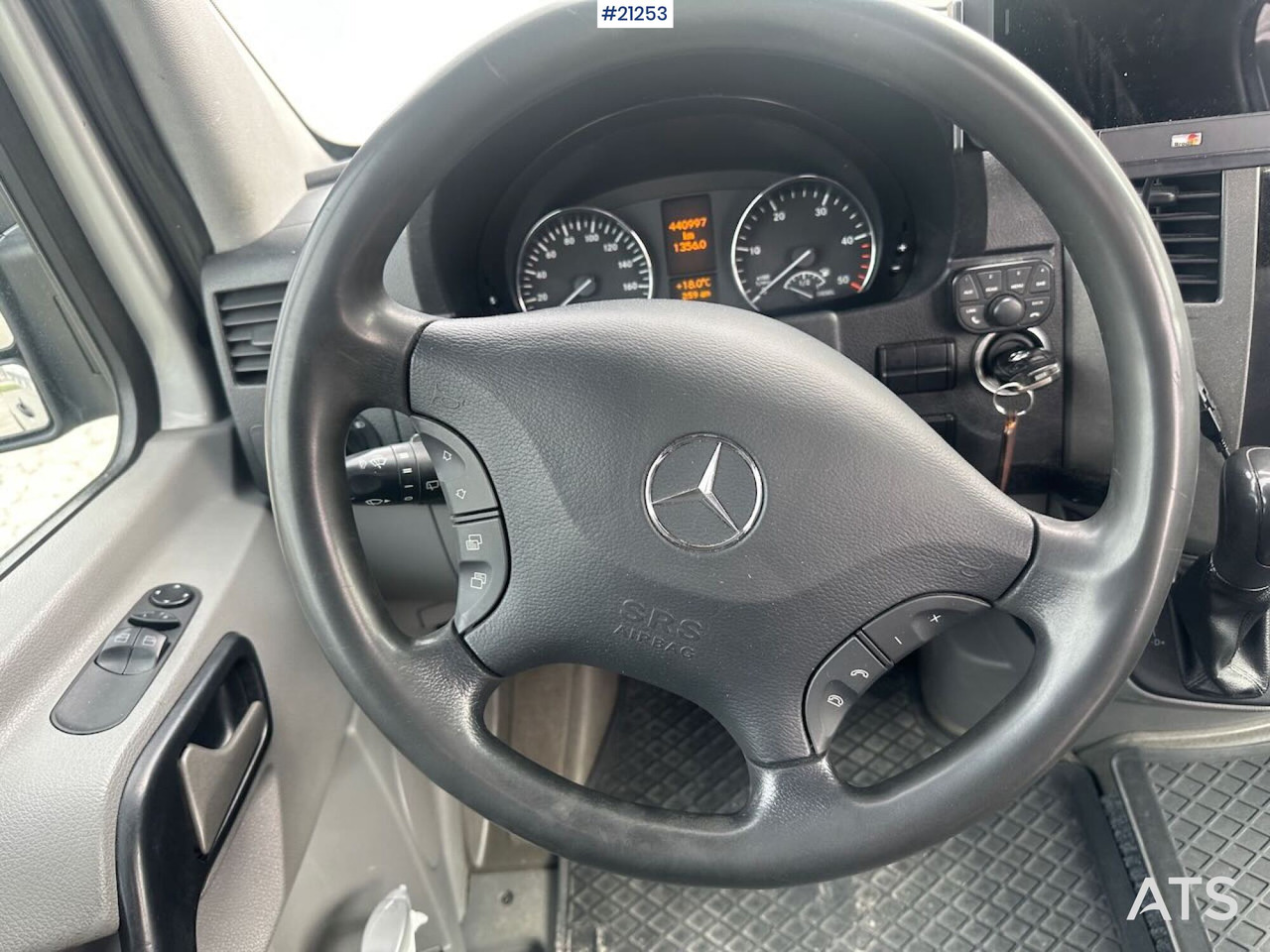 Minibusz, Kisbusz Mercedes Sprinter: 25 kép.