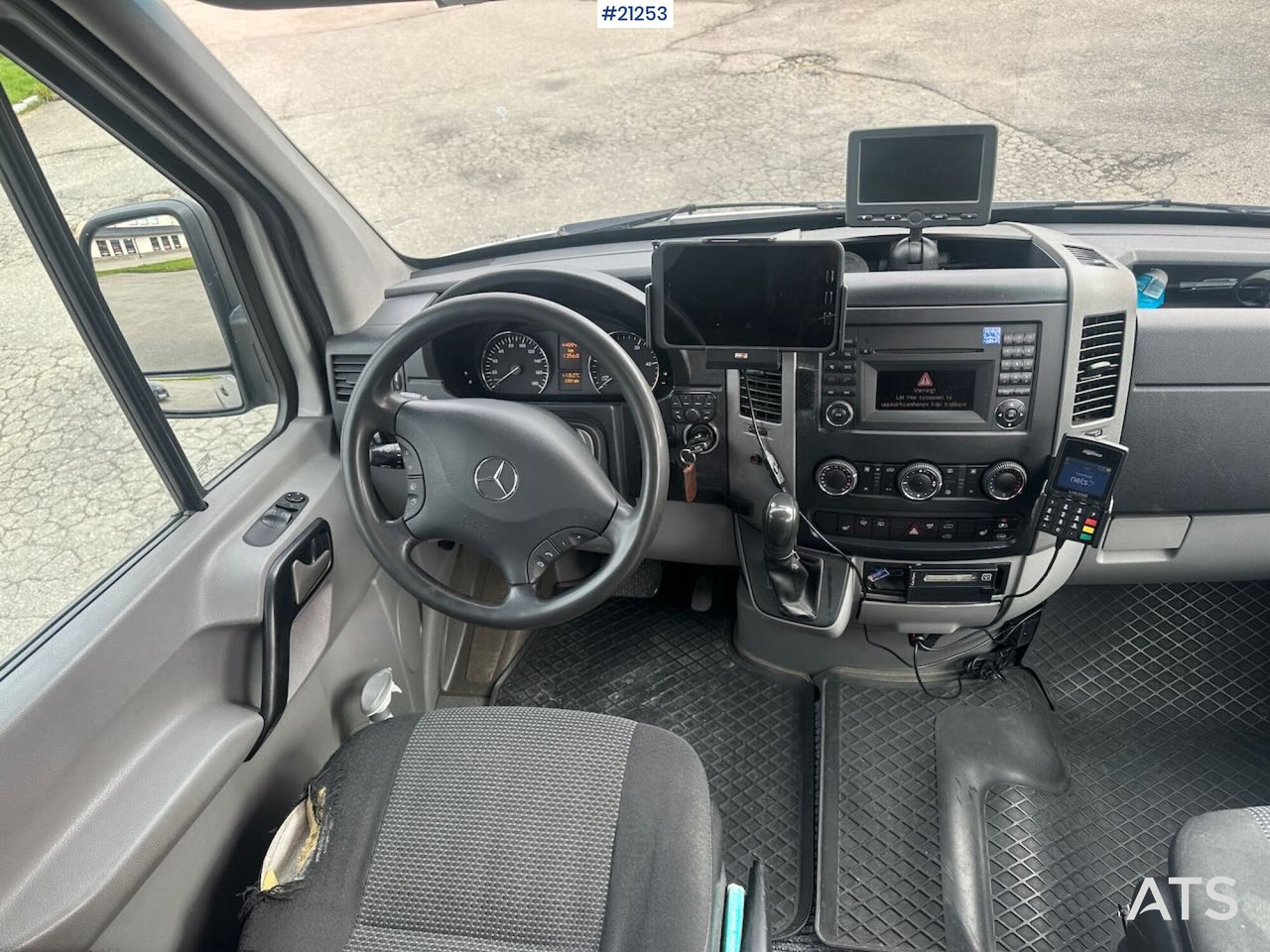 Minibusz, Kisbusz Mercedes Sprinter: 23 kép.
