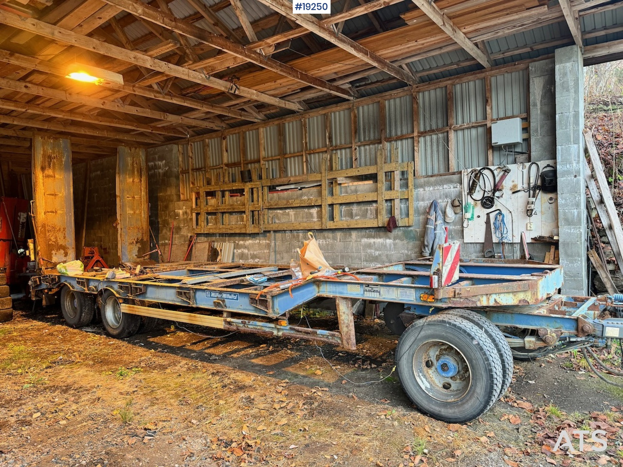 Mueller maskinslep - Félpótkocsi mélybölcsős: 3 kép. Mueller maskinslep - Félpótkocsi mélybölcsős: 3 kép.