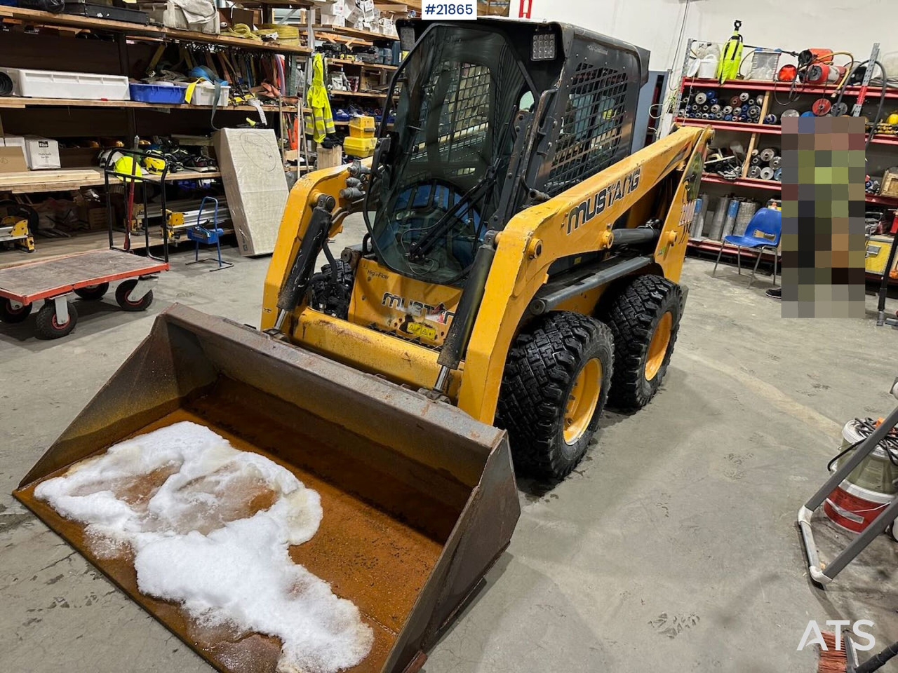 Mustang 220R kompaktlaster m/planeringskuffe og pallegafler - Mini homlokrakodó: 2 kép. Mustang 220R kompaktlaster m/planeringskuffe og pallegafler - Mini homlokrakodó: 2 kép.