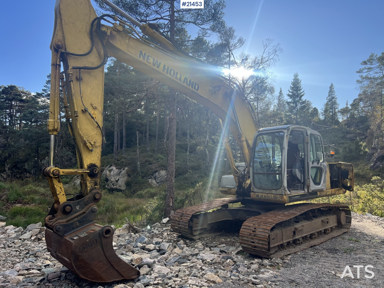 New Holland E215 Gravemaskin - Lánctalpas kotró: 2 kép. New Holland E215 Gravemaskin - Lánctalpas kotró: 2 kép.