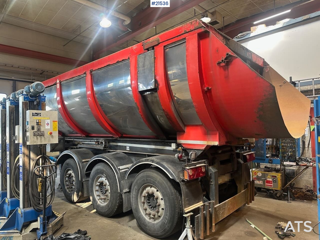 Nor-Slep SE-42 3 akslet tippsemi m/ kapellduk - Félpótkocsi billenőplatós: 2 kép. Nor-Slep SE-42 3 akslet tippsemi m/ kapellduk - Félpótkocsi billenőplatós: 2 kép.