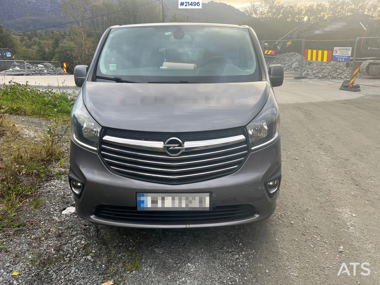 Opel VIVARO - Kisbusz: 3 kép. Opel VIVARO - Kisbusz: 3 kép.