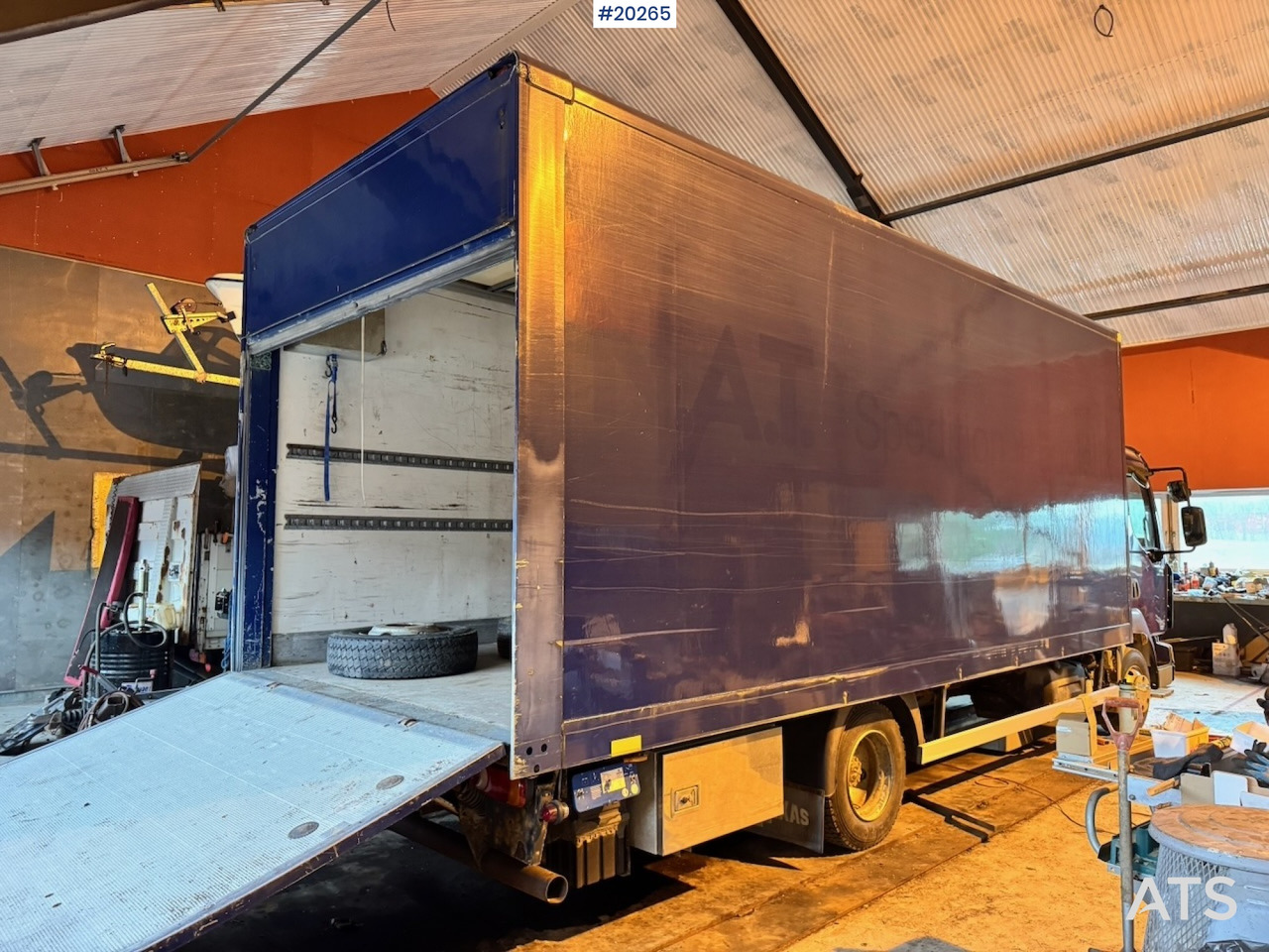 Renault midlum 220.08 - Dobozos felépítményű teherautó: 3 kép. Renault midlum 220.08 - Dobozos felépítményű teherautó: 3 kép.