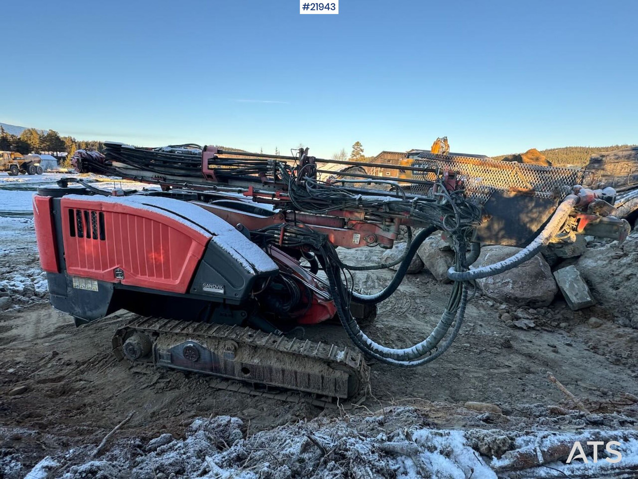 Sandvik Dino DC400RI Borerigg. Overhalt motor og hammer SE VIDEO - Fúrógép: 2 kép. Sandvik Dino DC400RI Borerigg. Overhalt motor og hammer SE VIDEO - Fúrógép: 2 kép.