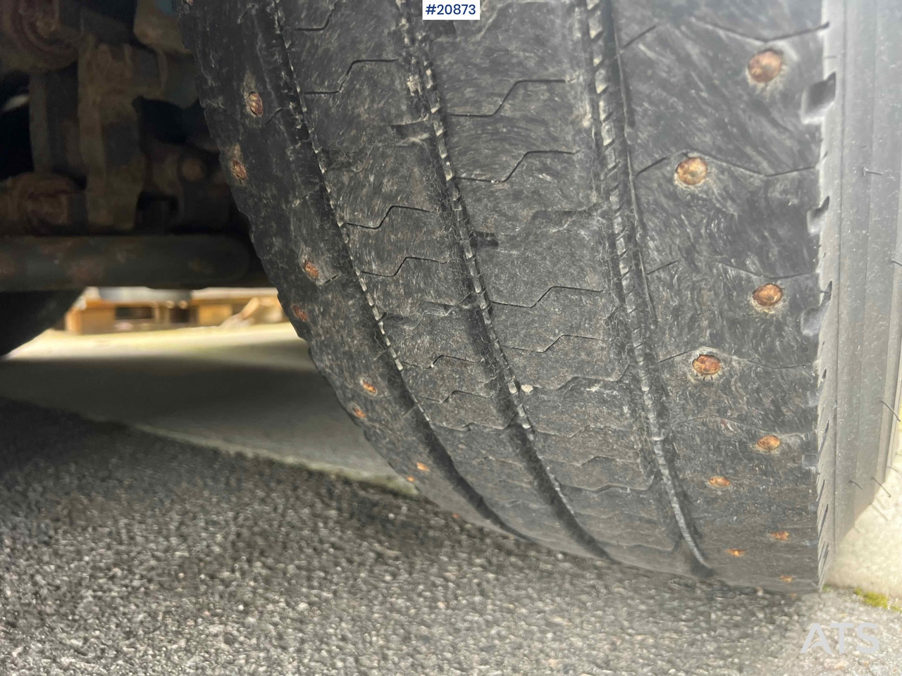 Dobozos felépítményű teherautó Scania P270: 20 kép.