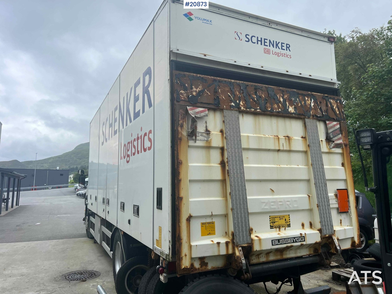 Dobozos felépítményű teherautó Scania P270: 8 kép.